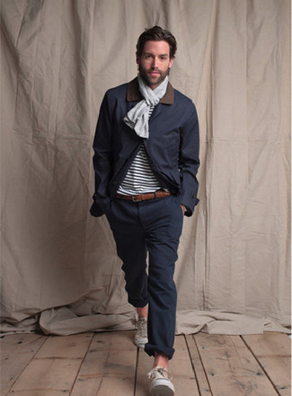 Comment porter une veste à col et boutons bleu marine pour un style decontractés