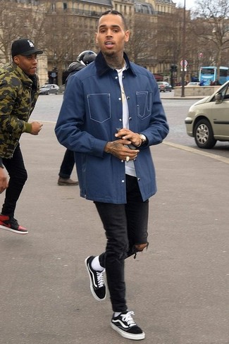 Comment porter une veste à col et boutons bleu marine pour un style relax