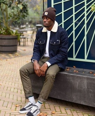 Comment porter une veste à col et boutons bleu marine pour un style decontractés