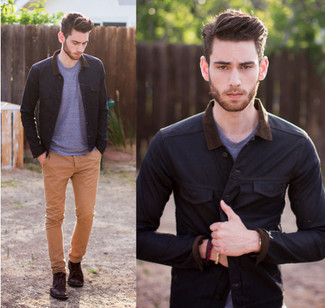 Comment porter une veste à col et boutons bleu marine pour un style decontractés