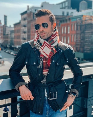 Comment porter une veste à col et boutons bleu marine pour un style decontractés