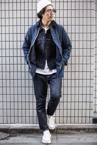 Comment porter une veste à col et boutons bleu marine pour un style decontractés