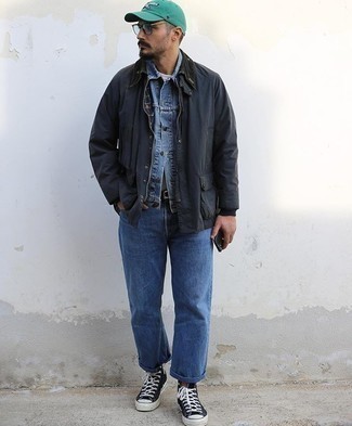 Comment porter une veste à col et boutons bleu marine pour un style decontractés