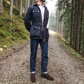 Comment porter une veste à col et boutons bleu marine pour un style decontractés