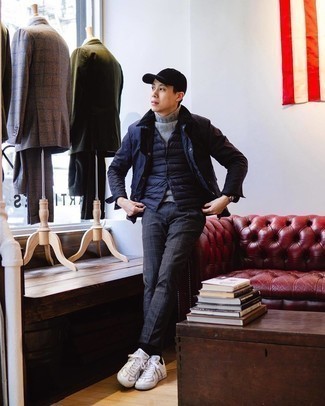 Comment porter une veste à col et boutons bleu marine pour un style decontractés