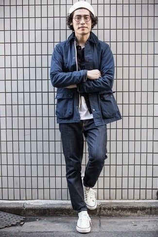 Comment porter une veste à col et boutons bleu marine pour un style decontractés