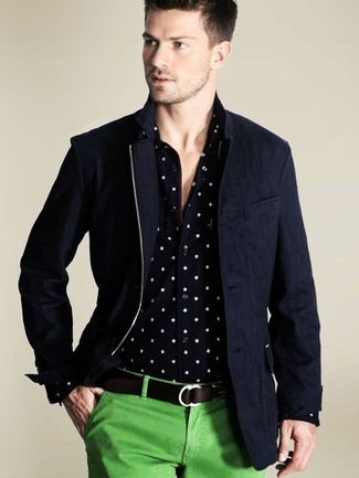 Comment porter une veste à col et boutons bleu marine pour un style decontractés