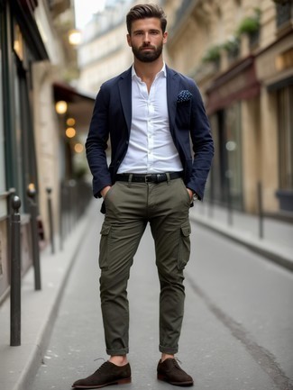 Un pantalon cargo à porter avec un blazer bleu marine
