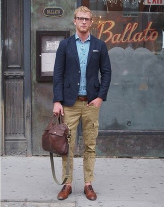 Un pantalon cargo à porter avec un blazer bleu marine
