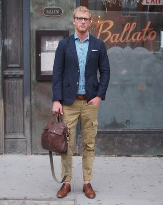 Un pantalon cargo à porter avec un blazer bleu marine