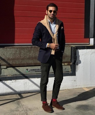 Un pantalon cargo à porter avec un blazer bleu marine