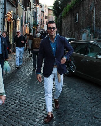 Un pantalon cargo à porter avec un blazer bleu marine