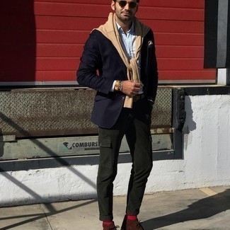 Un pantalon cargo à porter avec un blazer bleu marine