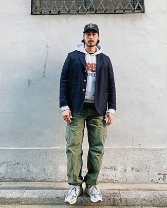 Un pantalon cargo à porter avec un blazer bleu marine