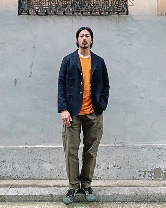 Un pantalon cargo à porter avec un blazer bleu marine