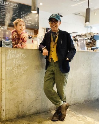 Un pantalon cargo à porter avec un blazer bleu marine