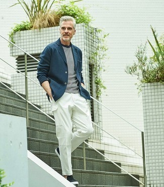 Un pantalon cargo à porter avec un blazer bleu marine