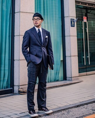 Un pantalon cargo à porter avec un blazer bleu marine