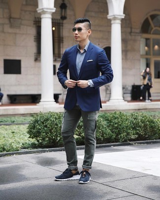 Un pantalon cargo à porter avec un blazer bleu marine