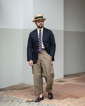 Un pantalon cargo à porter avec un blazer bleu marine