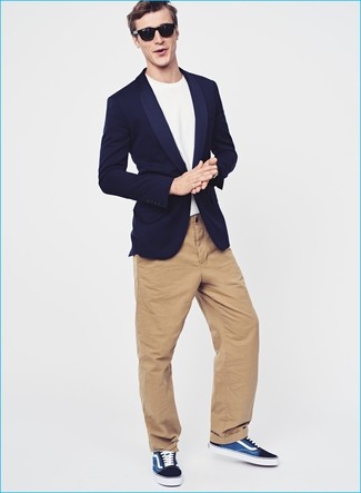 Comment porter un blazer bleu marine pour un style decontractés