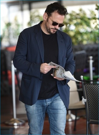Comment porter un blazer bleu marine pour un style decontractés