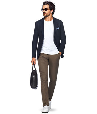 Comment porter un blazer bleu marine pour un style decontractés