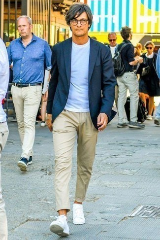 Comment porter un blazer bleu marine pour un style decontractés