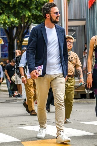 Comment porter un blazer bleu marine pour un style decontractés