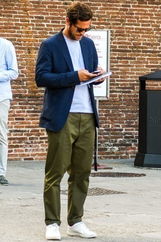 Comment porter un blazer bleu marine pour un style decontractés