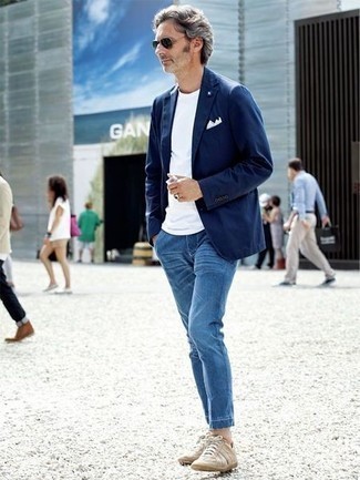 Comment porter un blazer bleu marine pour un style decontractés