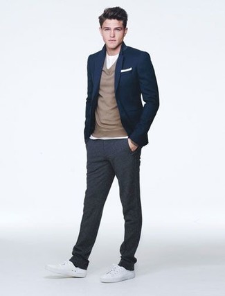 Comment porter un blazer bleu marine pour un style decontractés