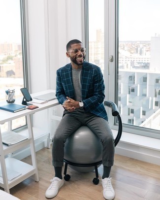 Comment porter un blazer bleu marine pour un style decontractés