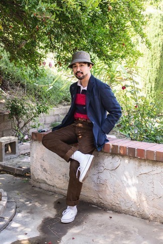 Comment porter un blazer bleu marine pour un style decontractés