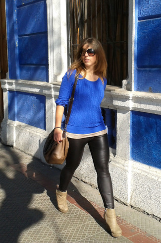 Comment porter un pull torsadé bleu marine