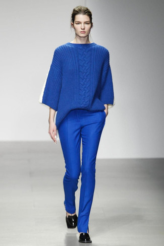 Comment porter un pull torsadé bleu marine