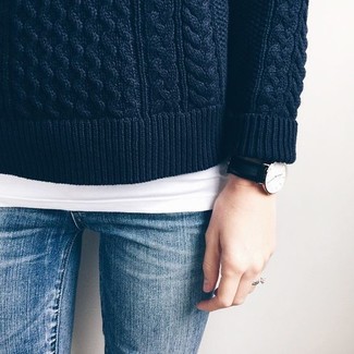 Comment porter un pull torsadé bleu marine