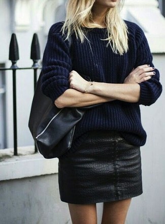 Comment porter un pull torsadé bleu marine