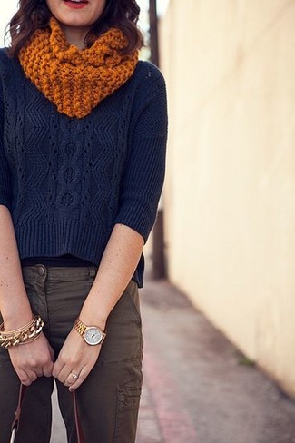 Comment porter un pull torsadé bleu marine
