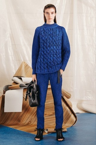 Comment porter un pull torsadé bleu marine