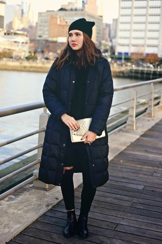 Comment porter un pull torsadé bleu marine