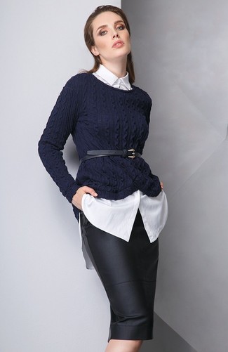 Comment porter un pull torsadé bleu marine