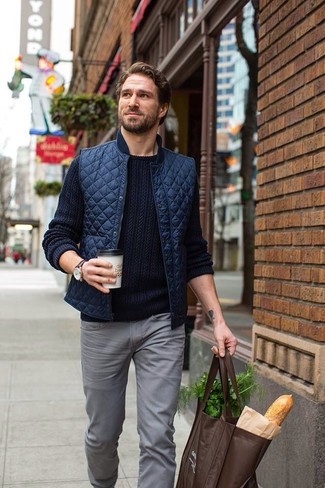 Comment porter un pull torsadé bleu marine quand il fait chaud