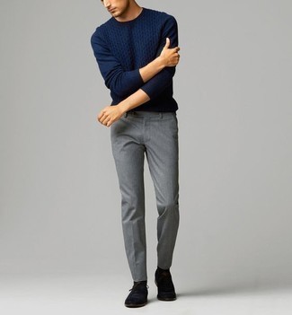 Comment porter un pull torsadé bleu marine quand il fait chaud