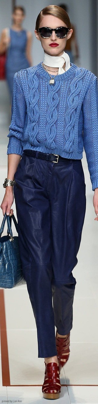 Comment porter un pull torsadé bleu marine