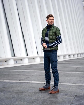 Comment porter un pantalon cargo bleu marine quand il fait froid