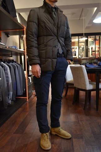 Comment porter un pantalon cargo bleu marine quand il fait froid