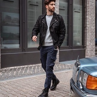 Comment porter un pantalon cargo bleu marine quand il fait frais