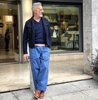 Comment porter un pantalon cargo bleu marine quand il fait frais