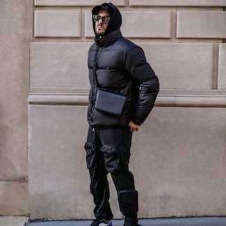 Comment porter un pantalon cargo bleu marine quand il fait froid
